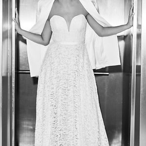 Strapless plunge lace wedding gown (unworn/unaltered)